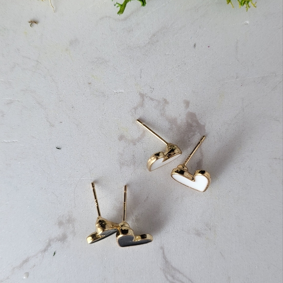 New gold tone and enamel studs black white hearts - Picture 5 of 6